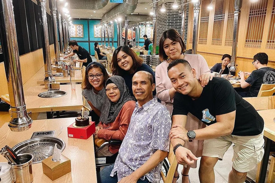 SAAT BAHAGIA: Cik Elyna (berdiri dua dari kanan) bersama keluarganya semasa menyambut ulang tahun ibunya pada 2 Januari lalu. - Foto ihsan ELYDIA AZMAN
