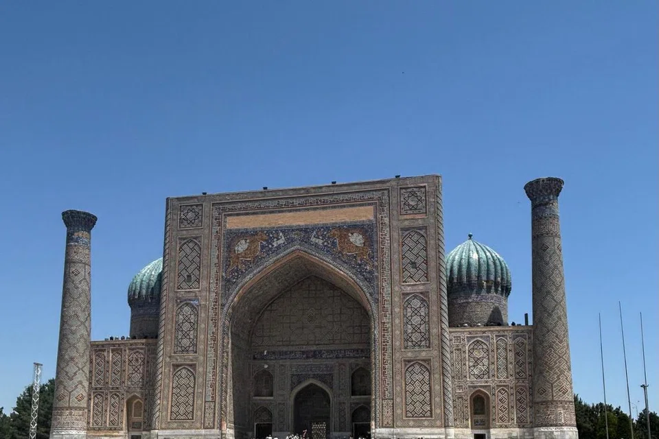 Sher-Dor Madrasah tersergam indah di Registan Square Samarkand, Uzbekistan.