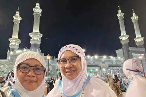 Cik Faiza Sanip (kanan) merupakan antara 40 pesakit kencing manis yang telah meraih manfaat daripada program khas – Pendidikan dan Pemerkasaan Kumpulan (GEM) edisi Haji dan Umrah. Beliau dilihat bersama kakak iparnya, Cik Rahayu Mohamad, ketika melaksanakan ibadah haji pada 2025. 
