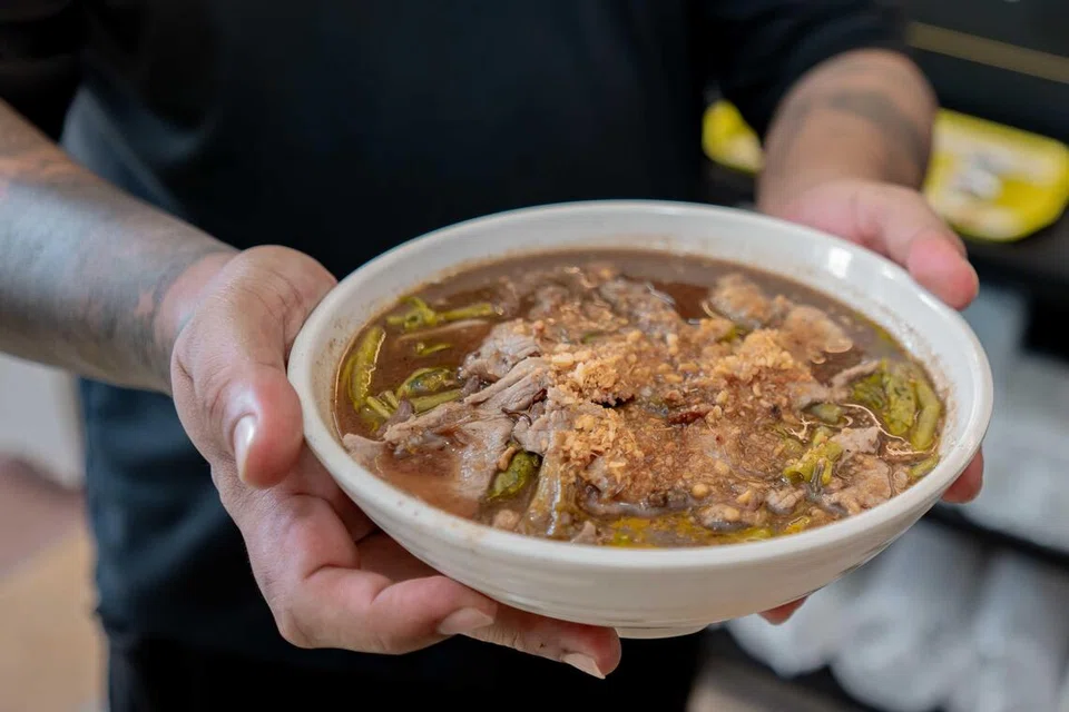 Hidangan Omar’s Signature Thai Beef Noodles mempunyai tiga potongan daging, daging paha (‘shank’), daging lembu dan bebola daging lembu. Ia ditambah dengan kangkung, tauge dan bawang putih yang digoreng rangup. Semangkuk mi itu dijual pada harga $8. 