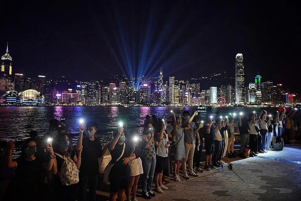 BANDAR PALING SELAMAT: Indeks Keselamatan Bandar Raya (SCI) terbitan Unit Risik Ekonomi (IEU) menyenaraikan Singapura di tangga kedua dengan Tokyo menduduki tangga teratas. Hongkong, yang dibelenggu bantahan sejak kebelakangan ini, pula merosot ke tangga ke-20. Namun menurut SCI, ini tidak ada kena-mengena dengan bantahan dan tunjuk perasaan yang sedang berlaku di wilayah itu kerana data yang digunakan itu dikumpul sebelum protes bermula. - Foto-foto AFP, fail