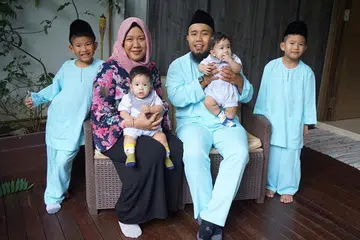 KELUARGA BESAR: Cik Iva bersama suami, Encik Imanuddin dan anak-anak Ihsan, Irfan, Ilyas dan Isa. - Foto ihsan CIK IVA AMINUDDIN