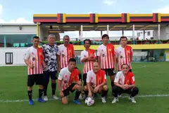 Sembilan pemain Katong FC yang diketuai kapten pasukan,  Raymond Tan (barisan depan, dua dari kanan), menjuarai kejohanan Bola Sepak Antarabangsa IRC bagi kategori Grandmaster (berusia 55 tahun ke atas) yang diadakan pada 8 dan 9 Jun. Den Mulia Yusni (kiri, berdiri), muncul sebagai pemain terbaik kejohanan bagi kategorinya.