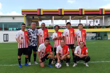 Sembilan pemain Katong FC yang diketuai kapten pasukan,  Raymond Tan (barisan depan, dua dari kanan), menjuarai kejohanan Bola Sepak Antarabangsa IRC bagi kategori Grandmaster (berusia 55 tahun ke atas) yang diadakan pada 8 dan 9 Jun. Den Mulia Yusni (kiri, berdiri), muncul sebagai pemain terbaik kejohanan bagi kategorinya.