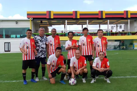 Sembilan pemain Katong FC yang diketuai kapten pasukan,  Raymond Tan (barisan depan, dua dari kanan), menjuarai kejohanan Bola Sepak Antarabangsa IRC bagi kategori Grandmaster (berusia 55 tahun ke atas) yang diadakan pada 8 dan 9 Jun. Den Mulia Yusni (kiri, berdiri), muncul sebagai pemain terbaik kejohanan bagi kategorinya.