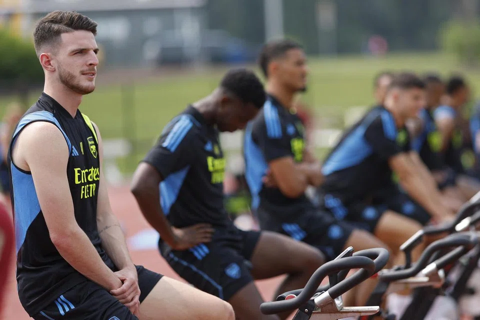 MULA BERLATIH: Declan Rice (kiri) kini hanya memulakan latihan ringan setelah menyertai skuad Arsenal dalam latihan pramusim di Washington. 