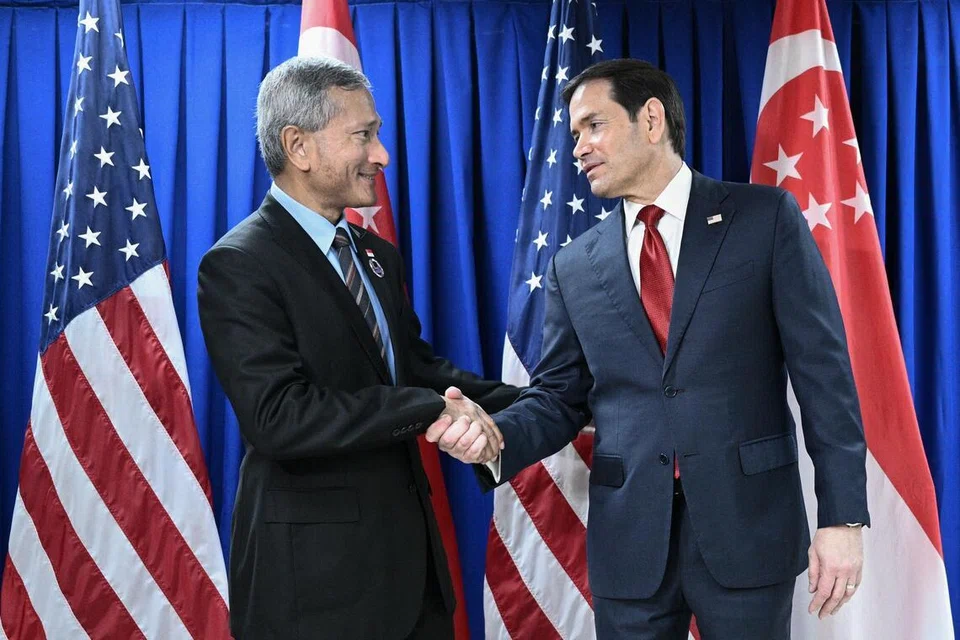 Menteri Ehwal Luar, Dr Vivian Balakrishnan (kiri) bertemu dengan Setiausaha Negara Amerika Syarikat, Encik Marco Rubio, di luar Mesyuarat Menteri-Menteri Luar Asean di Pasay, Manila, pada 23 Julai.