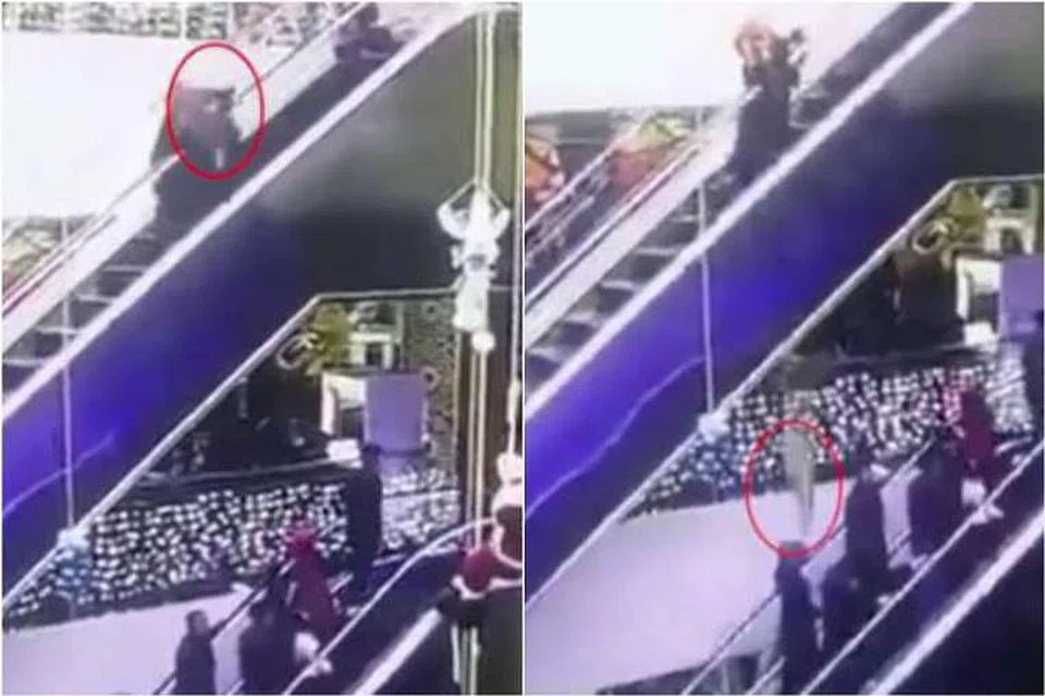 Wanita itu kelihatan tersandung pakaian beliau semasa di eskalator, menyebabkan bayinya tercampak dari tangannya. 