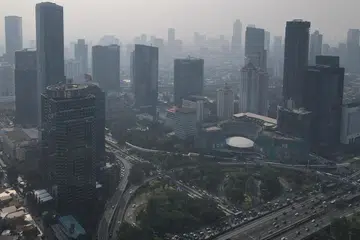 PENCEMARAN UDARA: Fail foto menunjukkan ruang udara Jakarta diselaputi asap tebal ketika kenderaan berasak-asak masuk ke ibu kota Indonesia itu.