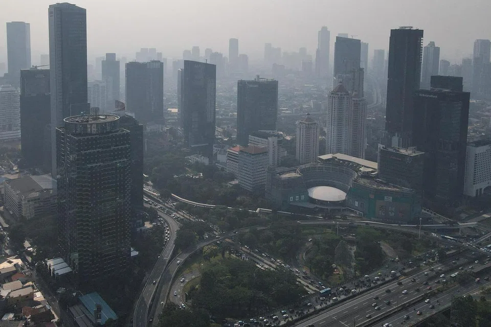 PENCEMARAN UDARA: Fail foto menunjukkan ruang udara Jakarta diselaputi asap tebal ketika kenderaan berasak-asak masuk ke ibu kota Indonesia itu.
