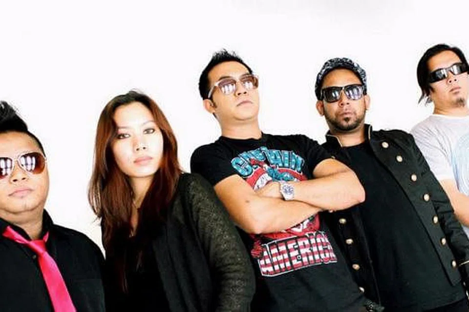 'SINGLE' BARU HASIL KERJASAMA: Kumpulan band Audionauts yang terdiri daripada (dari kiri) Zaki Mohamed (Zackey), Demi Heng Hui Min (Demi), Masronizam Ayub (Malon), Mohamed Rizal Noor (Ryzal) dan Hishamuddin Abdul Rahman (Sham Bronson) akan menghasilkan single baru bersama band dari Malaysia, Hyper Act. - Foto AUDIONAUTS