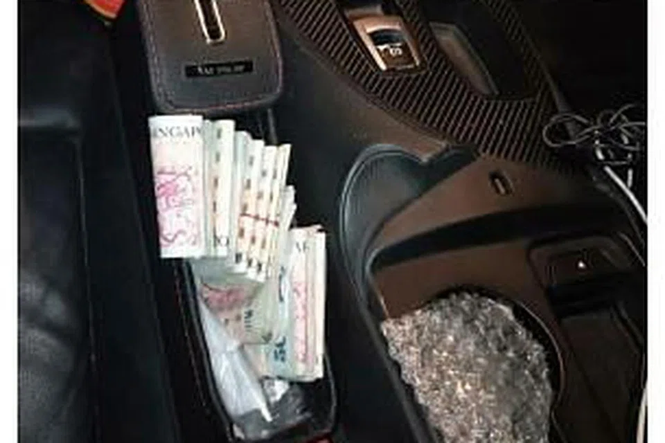 PENEMUAN WANG TUNAI: Sejumlah wang tunai bernilai lebih $10,000 dalam mata wang Singapura dan Malaysia juga ditemui dan dirampas dalam serbuan di Yishun itu. 
