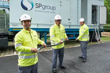 SEDIA BERKHIDMAT: (Dari kiri) Encik Norhisham, Encik Ismet dan Encik Najib akan bertugas untuk memastikan orang ramai dapat menyambut Syawal pertama dengan selesa tanpa sebarang gangguan elektrik. - Foto BH oleh ROSLEE ABDUL RAZAK