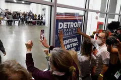 SAINGAN SENGIT: Penyokong Presiden Donald Trump mengetuk cermin dan melaungkan slogan di luar bilik kiraan undi di TCF Center, Detroit, Michigan, pada 4 November lalu. - Foto AFP