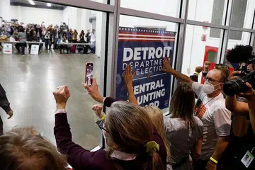 SAINGAN SENGIT: Penyokong Presiden Donald Trump mengetuk cermin dan melaungkan slogan di luar bilik kiraan undi di TCF Center, Detroit, Michigan, pada 4 November lalu. - Foto AFP