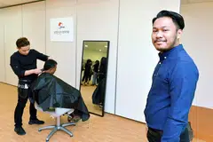 PELUANG PEKERJAAN: Encik Izwan (kanan) dan Encik Zen (kiri) daripada Brother's Barber Holdings menyediakan latihan memotong rambut secara percuma di Pusat Step-Up Persatuan Anti-Narkotik Singapura (Sana) bagi melengkapi bekas pesalah dengan kemahiran. - Foto TUKIMAN WARJI