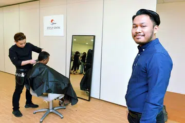 PELUANG PEKERJAAN: Encik Izwan (kanan) dan Encik Zen (kiri) daripada Brother's Barber Holdings menyediakan latihan memotong rambut secara percuma di Pusat Step-Up Persatuan Anti-Narkotik Singapura (Sana) bagi melengkapi bekas pesalah dengan kemahiran. - Foto TUKIMAN WARJI