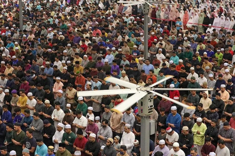 Masjid Tuanku Mizan Zainal Abidin di Presint 3, Putrajaya, dipenuhi jemaah lelaki dan wanita termasuk kanak-kanak untuk menunaikan solat isyak dan solat sunat tarawih Ramadan 2024.
