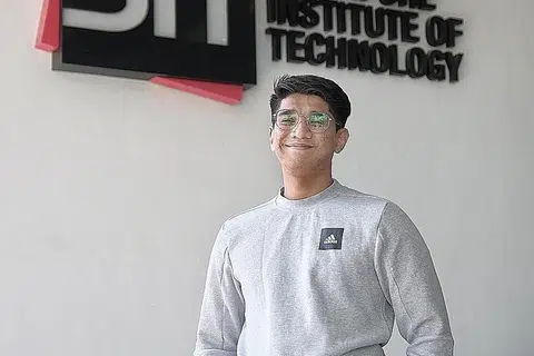PRESTASI BAIK: Encik Muhammad Faiezin Osman, graduan Institusi Teknologi Singapura dalam jurusan Kejuruteraan Kimia, menjalani program pelatih di tempat pengajian lamanya dan kini sedang dalam perbincangan untuk tawaran jawatan sepenuh masa. - Foto BH oleh GAVIN FOO