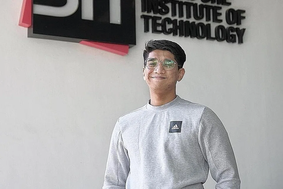 PRESTASI BAIK: Encik Muhammad Faiezin Osman, graduan Institusi Teknologi Singapura dalam jurusan Kejuruteraan Kimia, menjalani program pelatih di tempat pengajian lamanya dan kini sedang dalam perbincangan untuk tawaran jawatan sepenuh masa. - Foto BH oleh GAVIN FOO