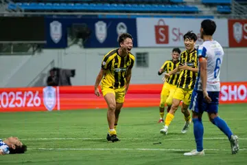 Penyerang BG Tampines Rovers, Hide Higashikawa (tengah), menjaringkan hatrik pertamanya untuk kelab itu bagi membantu pasukannya menewaskan BG Pathum United dalam perlawanan Piala Shopee pada 3 Disember.