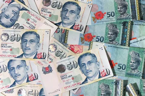 NILAI DOLAR MAKIN TINGGI: Ringgit Malaysia mencecah RM3.5086 bagi setiap dolar Singapura.