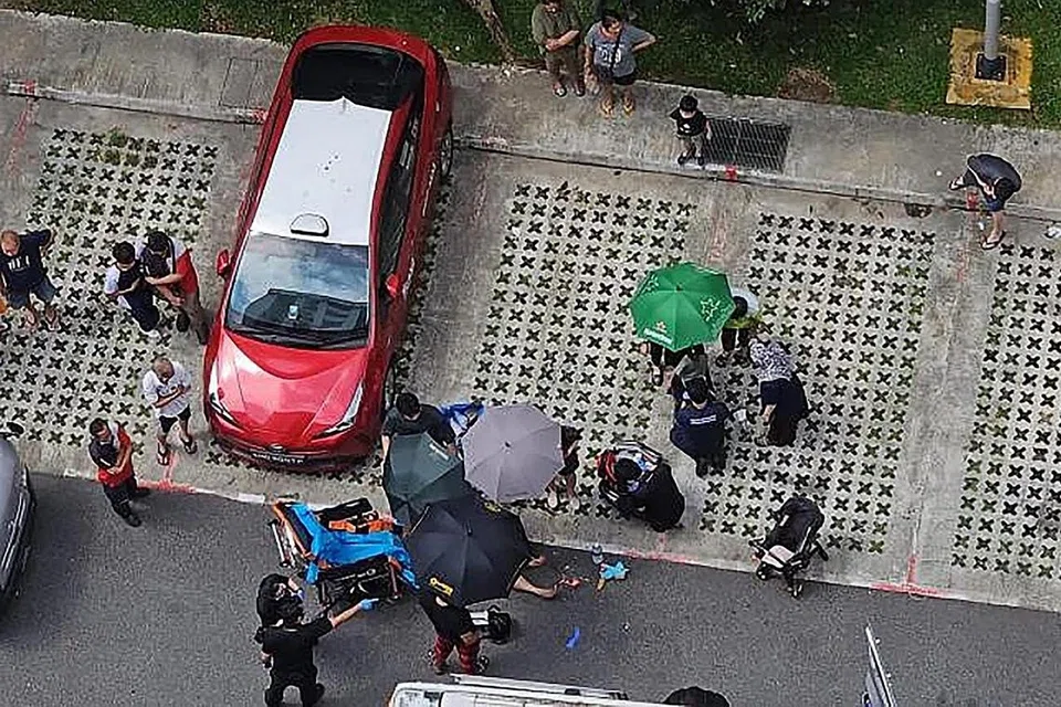 KEMALANGAN: Seorang lelaki berusia 33 tahun telah ditahan kerana memandu sebuah van secara cuai sehingga menyebabkan kematian seorang kanak-kanak perempuan berusia dua tahun di Blok 326 Woodlands Street 32 pada Isnin. - Foto pembaca ZAOBAO