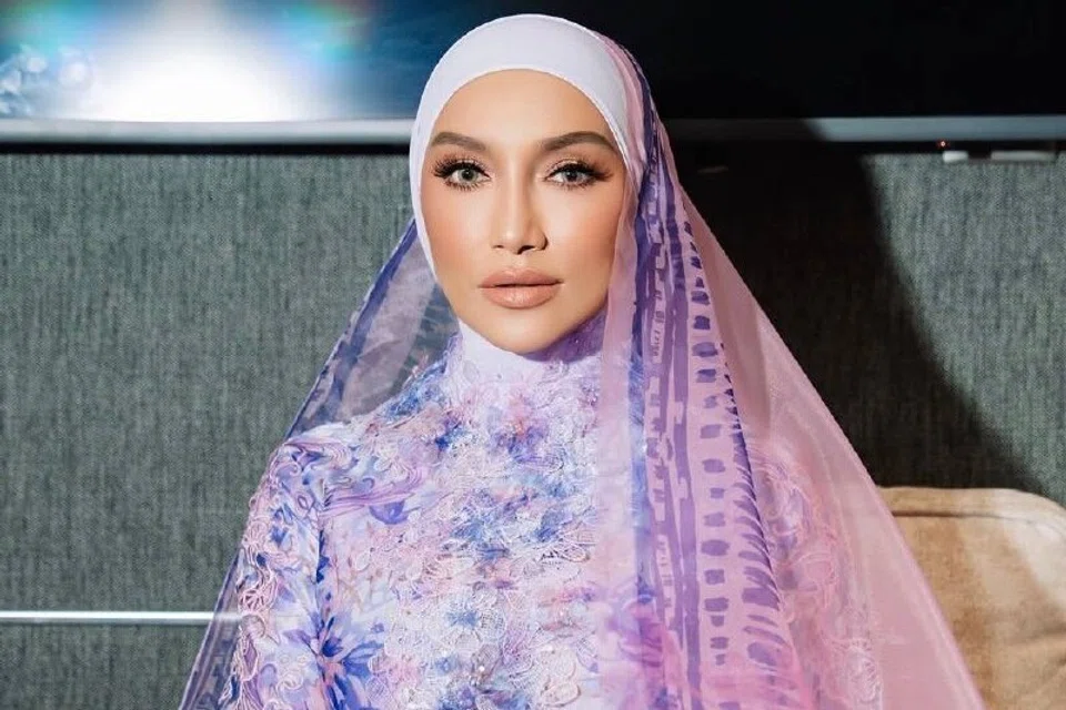 Ziana Zain tidak pernah bercita-cita menjadi pelakon. Namun, tawaran daripada Datuk Yusof Haslam dan dorongan Allahyarham bapanya, Zin Abdullah, membuka langkahnya dalam dunia lakonan menerusi filem ‘Sembilu’ pada 1994.