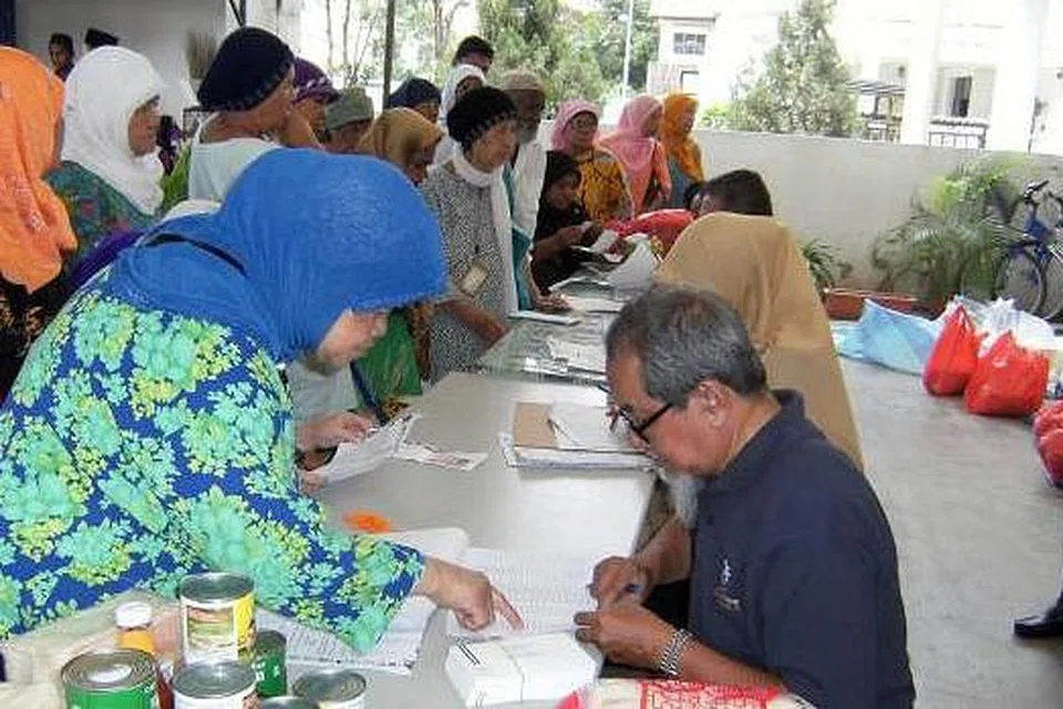 MENGAGIHKAN ZAKAT: Sebaik-baiknya zakat diagihkan kepada kelapan-lapan asnaf agar kesemua golongan itu dapat menikmati manfaatnya. - Foto hiasan