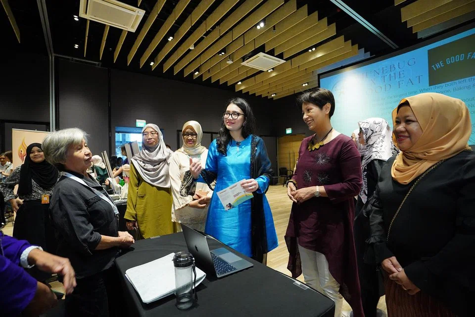 PERJUANGKAN WANITA:  Acara sambutan Hari Wanita Antarabangsa PPIS 2023, di mana sebuah bazar mini dianjurkan oleh PPIS RED dengan kerjasama Dewan Perniagaan dan Perusahaan Melayu Singapura (DPPMS) pada 12 Mac 2023. Gambar memaparkan Presiden PPIS, Cik Hazlina Abdul Halim (ketiga dari kanan)  bersama Menteri Kedua Kewangan dan Menteri Kedua Pembangunan Negara, Cik Indranee Rajah (kedua dari kanan), dan Naib Presiden DEWI@DPPMS, Cik Maslina Mohamed (paling kanan). 