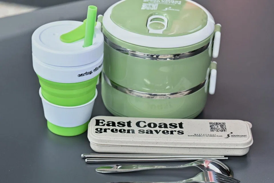 Set mampan yang akan diterima penduduk GRC East Coast, termasuk bekas mangkuk tingkat, set sudu garpu, bekas minuman dan beg (tiada dalam gambar).