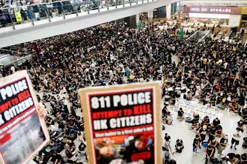 BANTAHAN DI HONGKONG: Penunjuk perasaan berkumpul di lapangan terbang Hongkong pada 12 Ogos 2019.