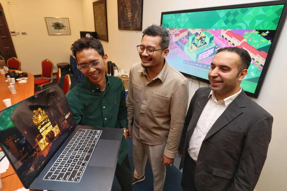 Pihak menganjur berkongsi lakaran acara bagi bazar Kampong Gelam 2025 dalam satu sidang media di Masjid Sultan pada 6 Februari, yang dikongsi oleh (dari kiri) Pengarah Kreatif Doublevv Studios dan pengurus kempen bazar, Encik Burhan Jumadi; Pengarah Jualan Eventify dan penganjur bazar, Encik Kamal Rouzie dan Naib Pengerusi One Kampong Gelam, Encik Mehmet Gul.