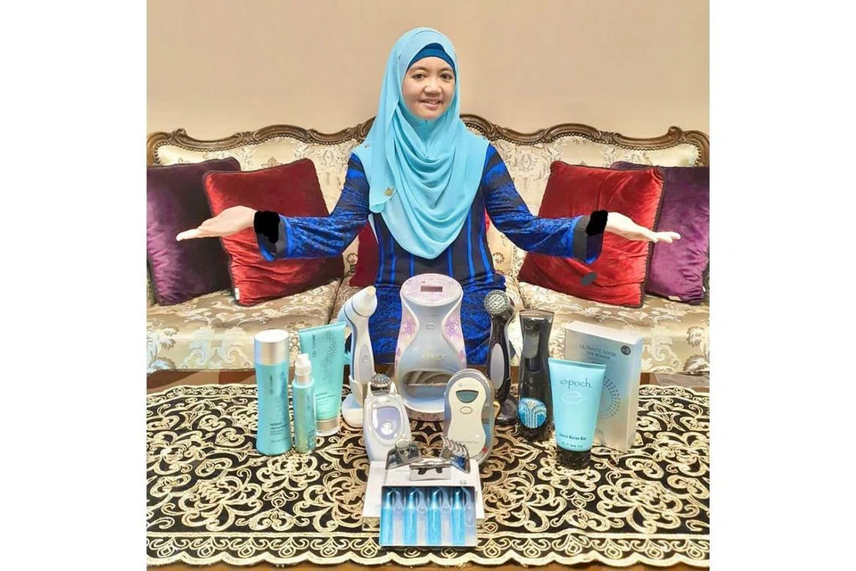 JADI PENDORONG: Usaha Cik Suhaida Rasmad berniaga dari rumah mendorong kakaknya ikut sama, membuatnya lebih tenang dan lega sekarang. - Foto ihsan SUHAIDA RASMAD