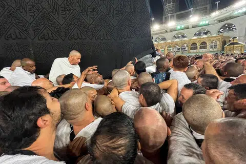 KIAN BERTAMBAH: Jemaah umrah berebut untuk mencium al-Hajr al-Aswad semasa menunaikan umrah di Masjidil Haram, Makkah Arab Saudi pada 18 Disember 2023.
