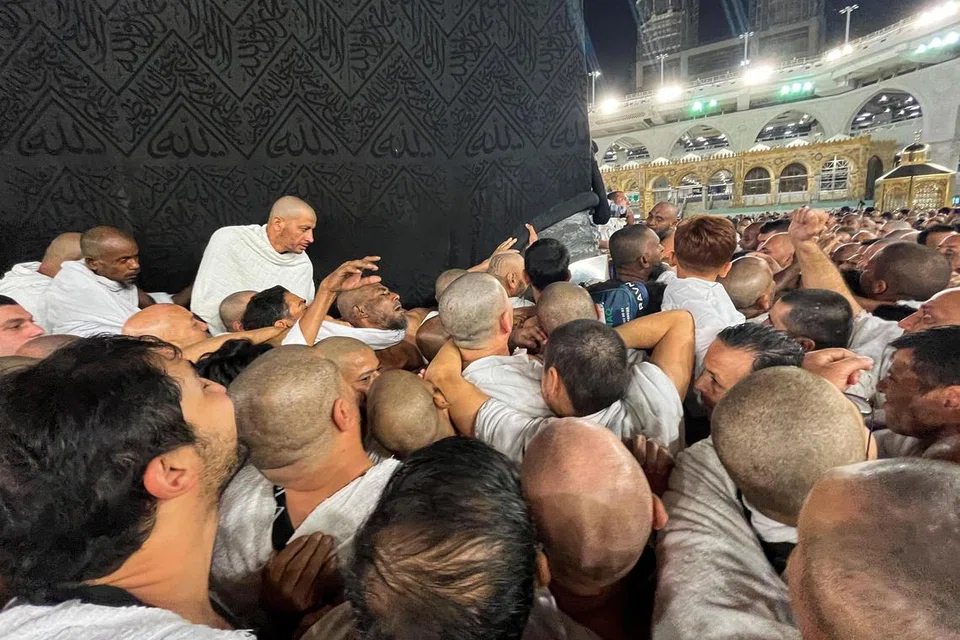 KIAN BERTAMBAH: Jemaah umrah berebut untuk mencium al-Hajr al-Aswad semasa menunaikan umrah di Masjidil Haram, Makkah Arab Saudi pada 18 Disember 2023.