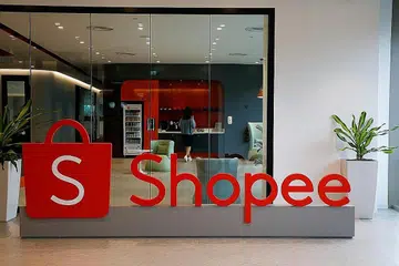 PEMBERHENTIAN KERJA PEKERJA TEKNOLOGI: Sama seperti banyak syarikat teknologi sejagat seperti Meta, Twitter, Netflix dan Microsoft, syarikat pemula e-dagang berpangkalan di Singapura, Shopee, turut menghentikan pekerja Jun lalu, menukil kerugian kian meluas dan pertumbuhan pendapatan lebih perlahan. - Foto fail