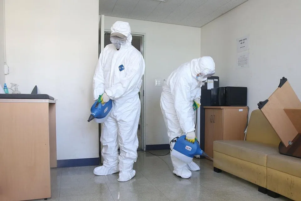 Pegawai kuarantin sedang melakukan pembasmian kuman di asrama Universiti Chosun di Gwangju, Korea Selatan pada 18 Februari 2020. Foto: EPA-EFE