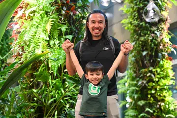 Encik Zikri Ali bersama Abyan Imtiaz Irkiz, warga termuda Singapura mendaki ke Khemah Induk Everest (EBC).