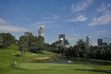 AKAN DIBANGUNKAN SEMULA: Tapak Keppel Club, yang kini sebuah padang golf, akan dibangunkan semula bagi penggunaan kediaman pada masa depan, dengan sekitar 6,000 flat HDB akan dibina dan projek BTO yang pertama akan dilancar dalam tempoh tiga tahun akan datang. - Foto BH oleh JASON QUAH