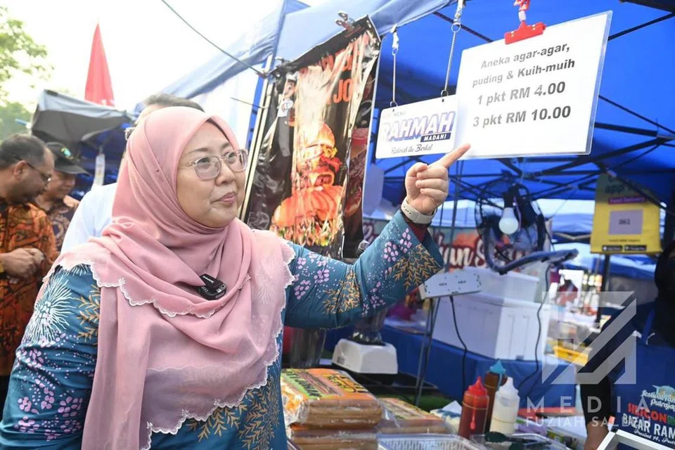 Timbalan Menteri Perdagangan Dalam Negeri dan Hal Ehwal Pengguna, Cik Fuziah Salleh, meninjau Bazar Ramadan Rahmah di Putrajaya yang menawarkan pelbagai menu pada harga berpatutan.