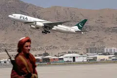 KEMBALI BEROPERASI: Seorang askar Taleban membuat kawalan sedang pesawat komersial milik Pakistan berlepas dari lapangan terbang antarabangsa Kabul pada 13 September. Pemerintah Taleban berkata lapangan terbang itu kini boleh digunakan semula. - Foto AFP