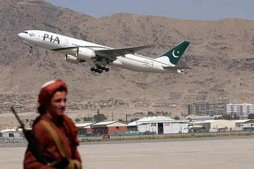 KEMBALI BEROPERASI: Seorang askar Taleban membuat kawalan sedang pesawat komersial milik Pakistan berlepas dari lapangan terbang antarabangsa Kabul pada 13 September. Pemerintah Taleban berkata lapangan terbang itu kini boleh digunakan semula. - Foto AFP