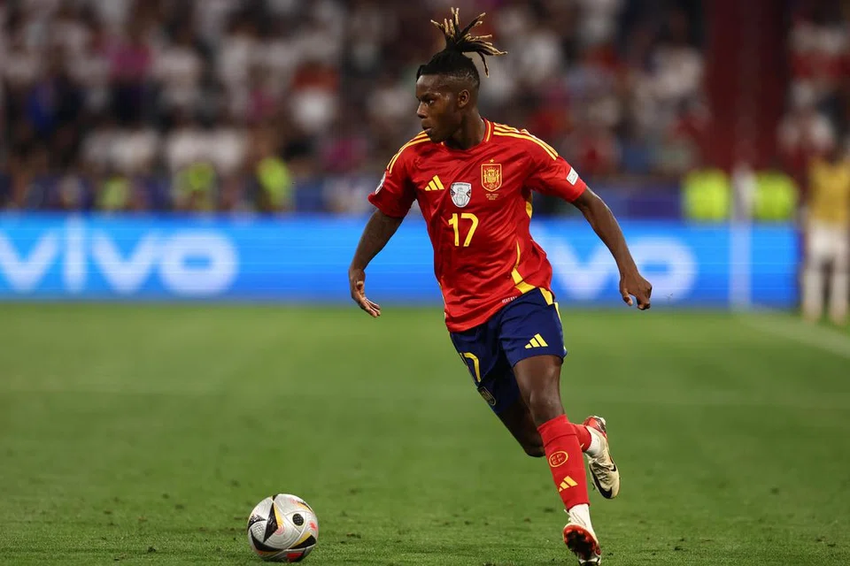 Nico Williams berlari dengan bola dalam perlawanan separuh akhir antara Sepanyol dengan Perancis pada 9 Julai.  