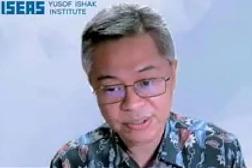 HALA TUJU, MASA DEPAN NU JADI TOPIK PERBINCANGAN: Webinar yang mengetengahkan Zamil Kanan Iseas-Institut Yusof Ishak, Dr Norshahril Saat (atas) sebagai moderator, menampilkan Encik Yahya sebagai penceramah ucaptama di samping dua penceramah lain - pensyarah kanan NUS, Dr Azhar Ibrahim dan Dr Philips Vermonte, dekan Fakulti Sains Sosial UIII. - Foto ISEAS 