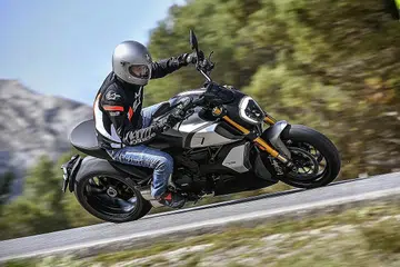 CUKUP SELESA: Meskipun motosikal ini kelihatan bak 'gergasi', wartawan The Straits Times, Zaihan Mohamed Yusof, menunggang Ducati DiaveI 1260S ini dengan begitu selesa, penuh keyakinan dan meluncur laju dengan mantap walaupun ketika melalui jalan-jalan yang berliku. - Foto DUCATI