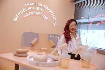 USAHAWAN CONTOH: Perdana Menteri Lee Hsien Loong dalam ucapannya menukil contoh Cik Yvon Bock, pengasas syarikat Hegen, sebuah syarikat yang menawarkan botol susu bayi dan peralatannya. - Foto BH oleh TIMOTHY DAVID