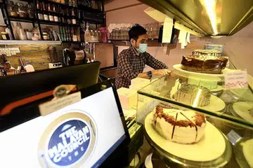 BUKA PERLAHAN-LAHAN: Encik Mohamad Hafiz tidak mahu terburu-buru kerana khuatir pekerjanya mungkin memerlukan masa kembali serasi dengan operasi di restoran. - Foto BH oleh DESMOND FOO