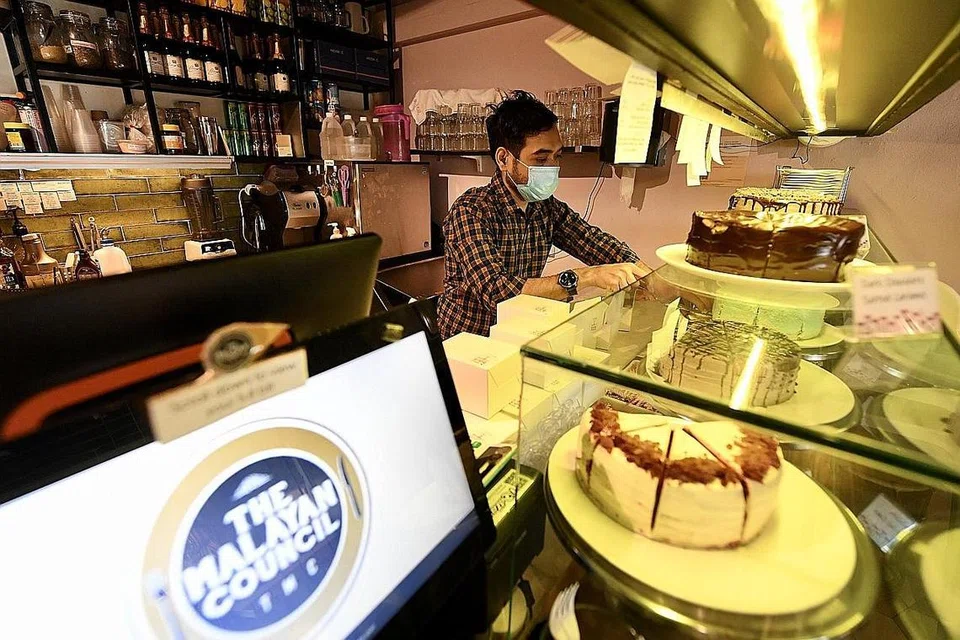 BUKA PERLAHAN-LAHAN: Encik Mohamad Hafiz tidak mahu terburu-buru kerana khuatir pekerjanya mungkin memerlukan masa kembali serasi dengan operasi di restoran. - Foto BH oleh DESMOND FOO