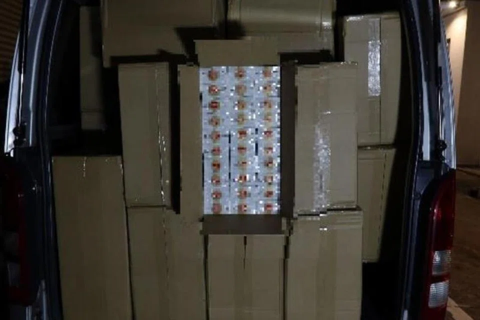 ROKOK DIRAMPAS: Tiga lelaki berusia 23, 35 dan 59 tahun ditahan dalam dua operasi berasingan pada Selasa selepas 5,800 karton rokok tidak dibayar cukai dirampas oleh Kastam Singapura.